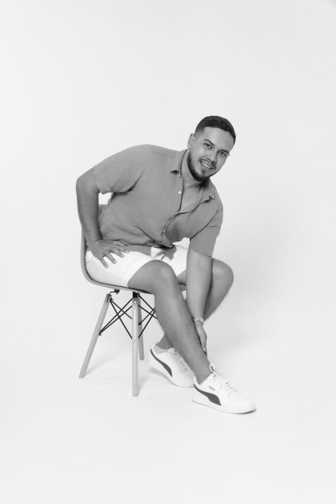 Retrato de marca personal en blanco y negro tomado en estudio