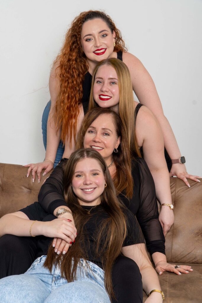 Madre y sus hijas con prendas en tonos oscuros coordinados