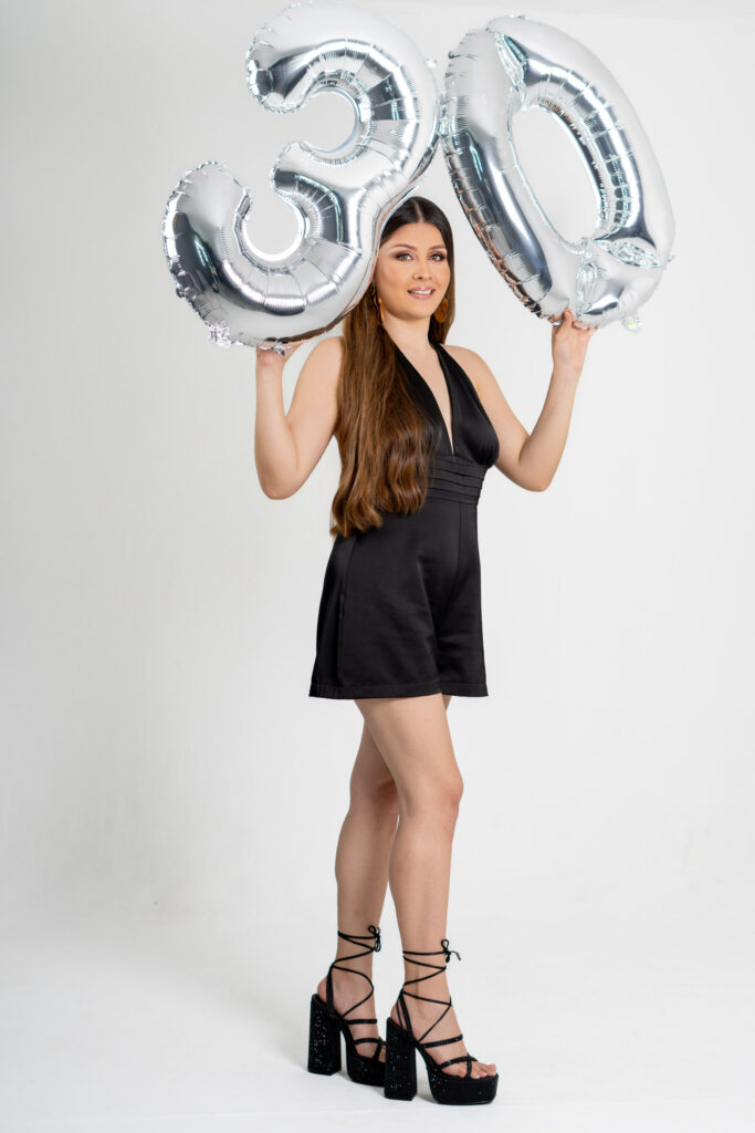 Mujer celebrando durante una sesión fotográfica de cumpleaños